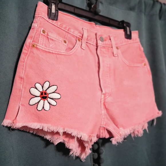 Hand-embroidered 501 Levi's Pink Denim Cutoff Shorts with Retro Flowers-Waist 27 - Picture 2 of 7
